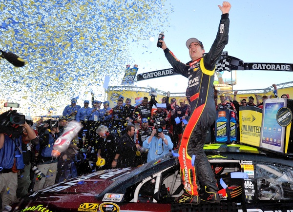 Matt Kenseth makes a statement with a dominating Martinsville run, and Jeff Gordon wins, to keep his own title hopes alive